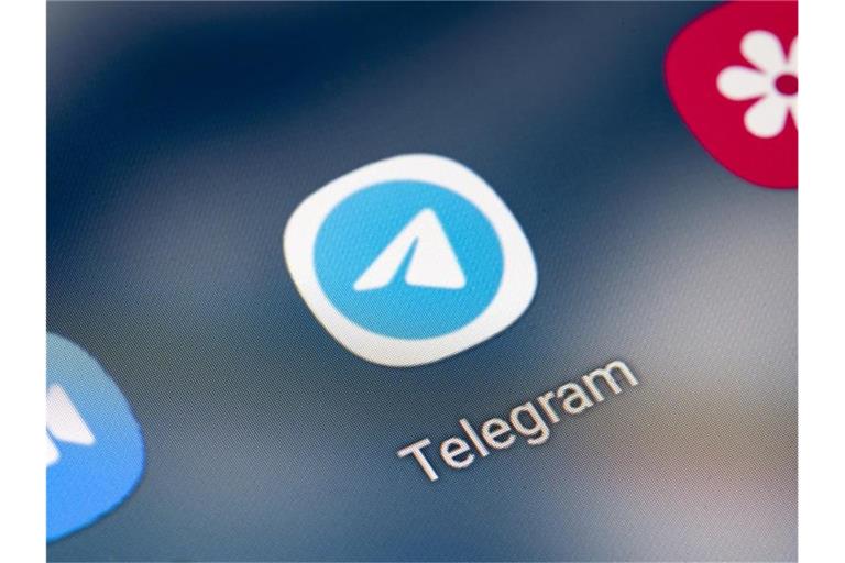 Vor allem die App Telegram ist in Russland weit verbreitet. Foto: Fabian Sommer/dpa