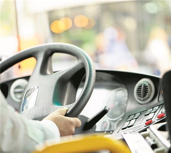 Vor allem die Fahrer, die sich lange Zeit in den Bussen aufhalten, hatten mit der prallen Hitze am Steuer zu kämpfen. Foto: Fotolia