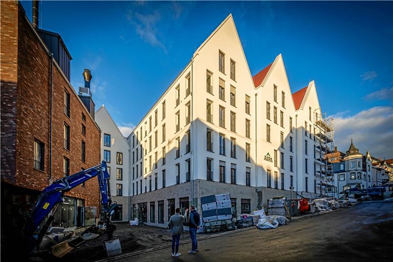 Vor allem die Pflasterer haben rund um die Kronenhöfe noch viel zu tun. Der Innenausbau hingegen ist weitgehend fertig.Foto: Alexander Becher