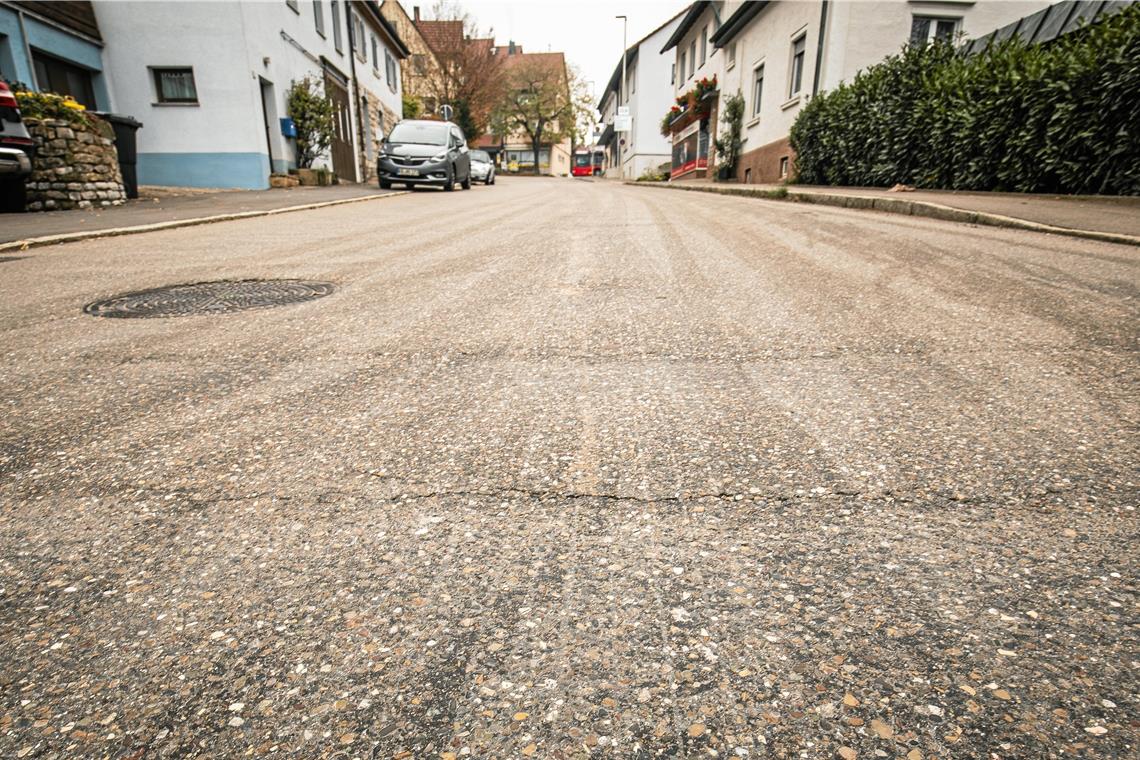Kirchberger Ortsdurchfahrt wird im Sommer saniert Vor allem die Risse und die Rillenbildungen in der Kirchberger Bahnhofstraße waren schon lange Stein des Anstoßes. Nun wird die Straße erneuert. Foto: A. Becher