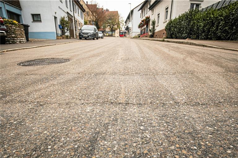Vor allem die Risse und die Rillenbildungen in der Kirchberger Bahnhofstraße waren schon lange Stein des Anstoßes. Nun wird die Straße erneuert. Foto: A. Becher 