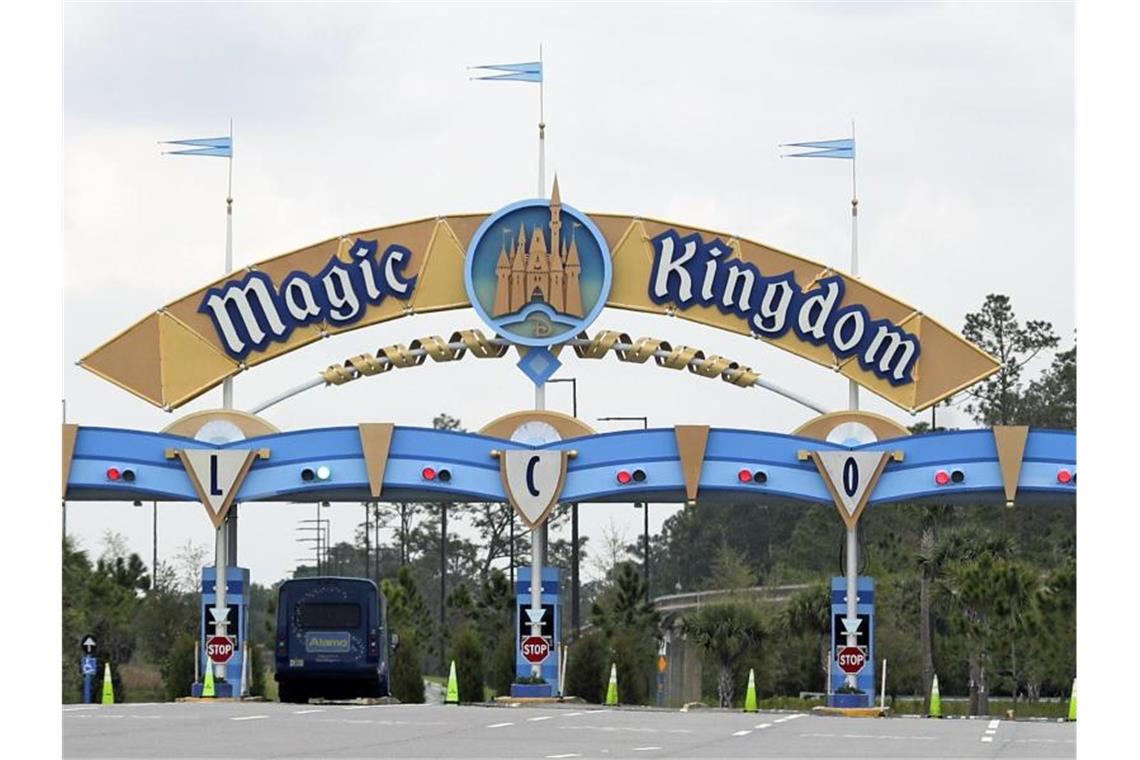 Corona-Krise: Disney-Gewinn um über 90 Prozent eingebrochen Vor allem Disneys Vergnügungsparks, Ferienresorts, Kreuzfahrten und Fanartikel-Shops leiden massiv unter der Pandemie. Foto: John Raoux/AP/dpa