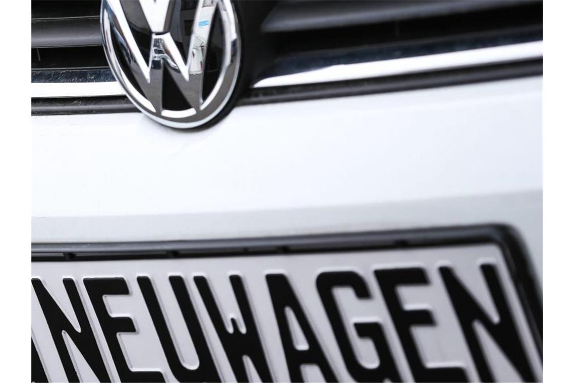 Deutscher Automarkt deutlich gewachsen Vor allem Firmen in Deutschland kaufen neue Fahrzeuge: Knapp zwei Drittel aller Zulassungen waren nach Angaben des Kraftfahrt-Bundesamts gewerblich. Foto: David-Wolfgang Ebener/dpa