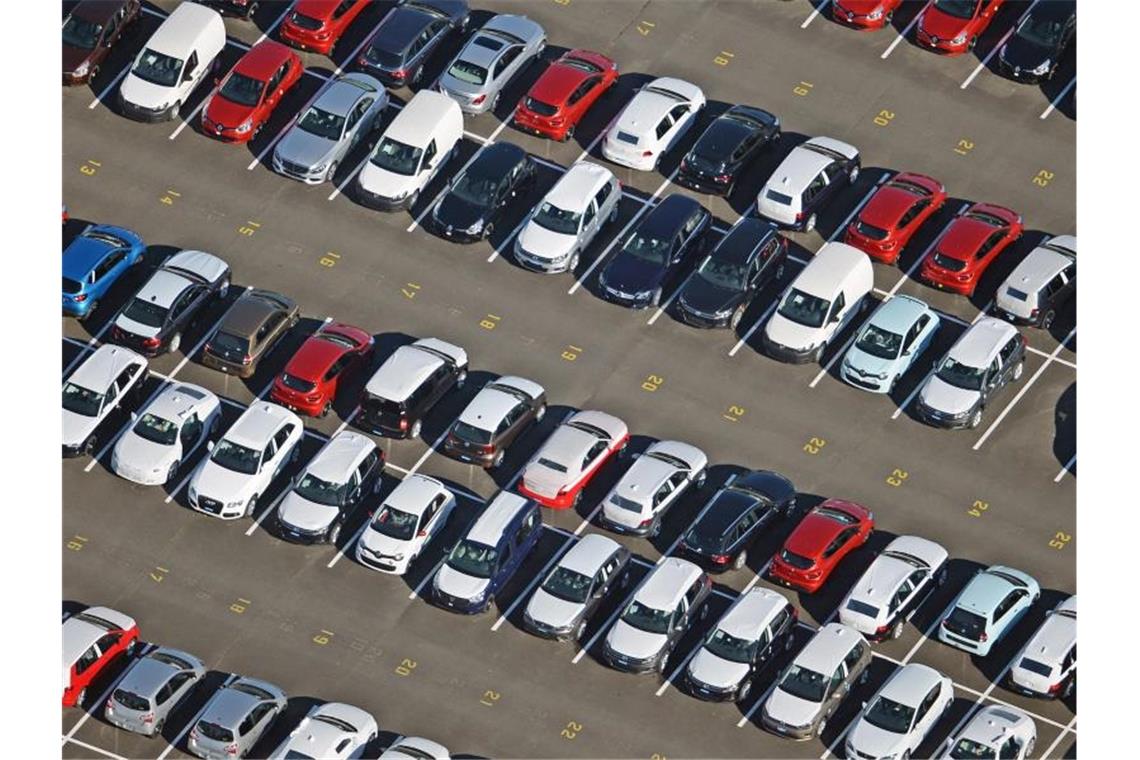Deutscher Automarkt deutlich gewachsen Vor allem Firmen in Deutschland kaufen neue Fahrzeuge: Knapp zwei Drittel aller Zulassungen waren nach Angaben des Kraftfahrt-Bundesamts gewerblich. Foto: Ralf Hirschberger/zb/dpa