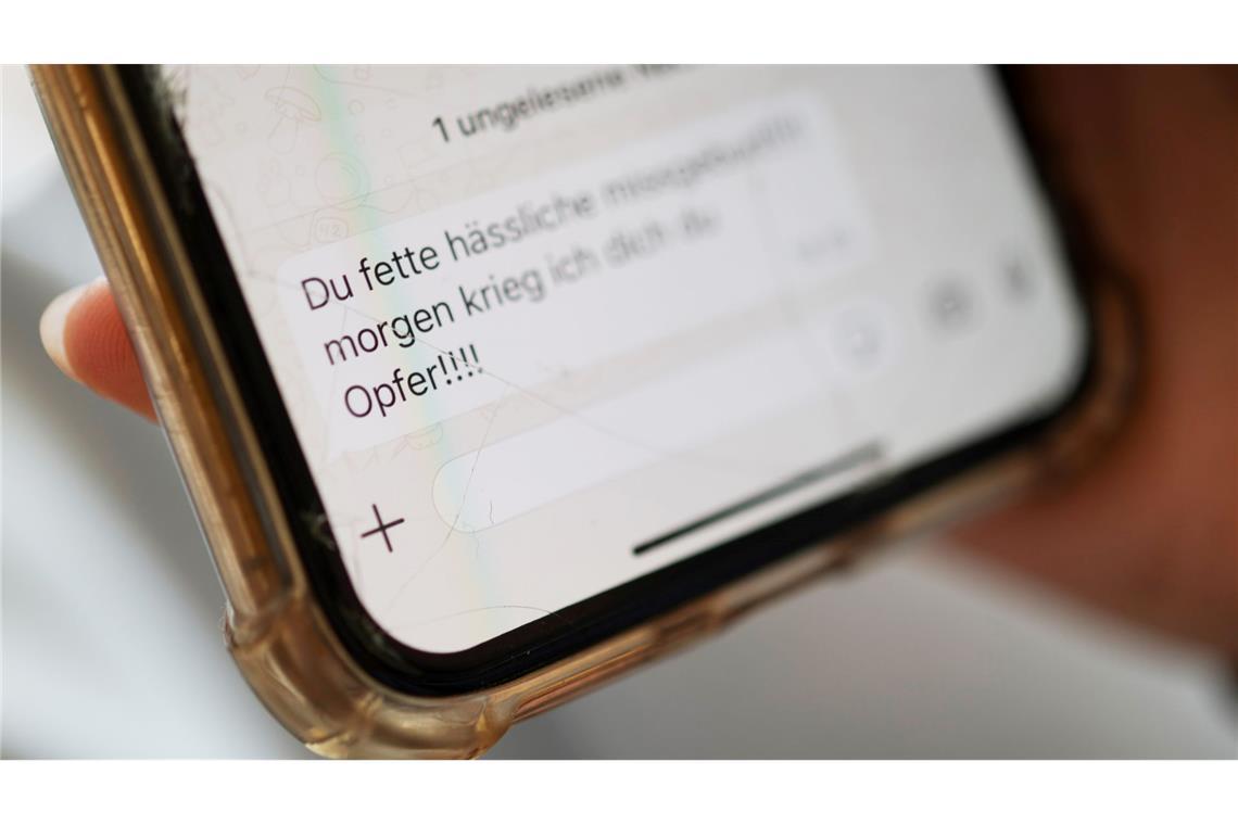 Vor allem Frauen und junge Menschen sind von Cybermobbing und Cyberstalking betroffen. (Symbolbild)