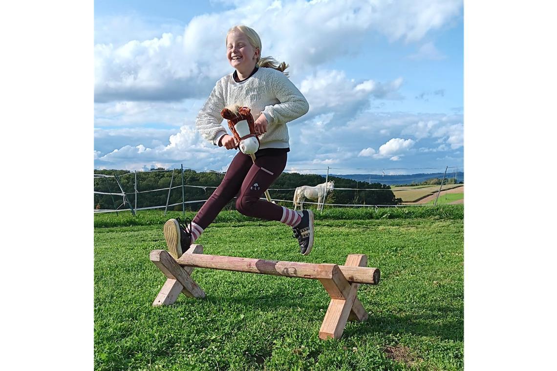Hobby Horsing: Mit dem Steckenpferd über die Hindernisse Vor allem geht es beim Hobby Horsing um den Spaß – den haben die Kinder bei Tanjas Pferdeparadies auf jeden Fall. Foto: privat