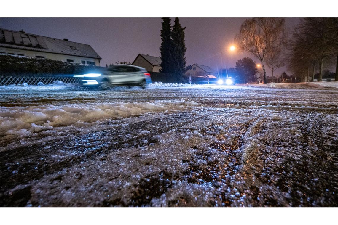 Vor allem im Osten und Nordosten ist es am Dienstag glatt.
