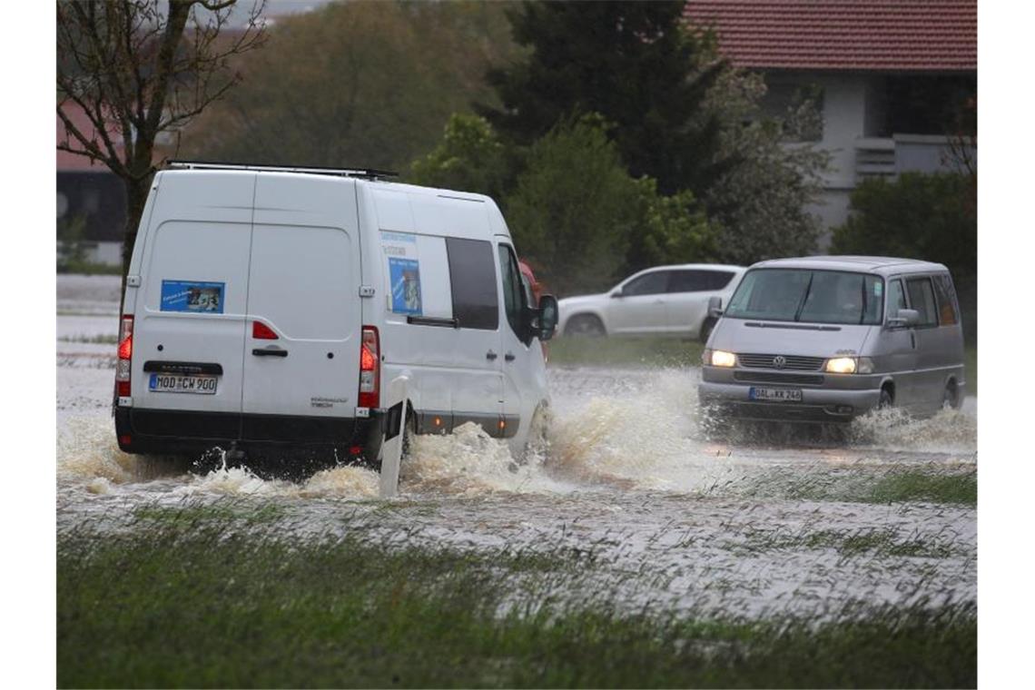 100 Liter pro Quadratmeter: Straßen im Süden unter Wasser Vor allem im Süden Deutschlands regnete es heftig. Foto: Karl-Josef Hildenbrand