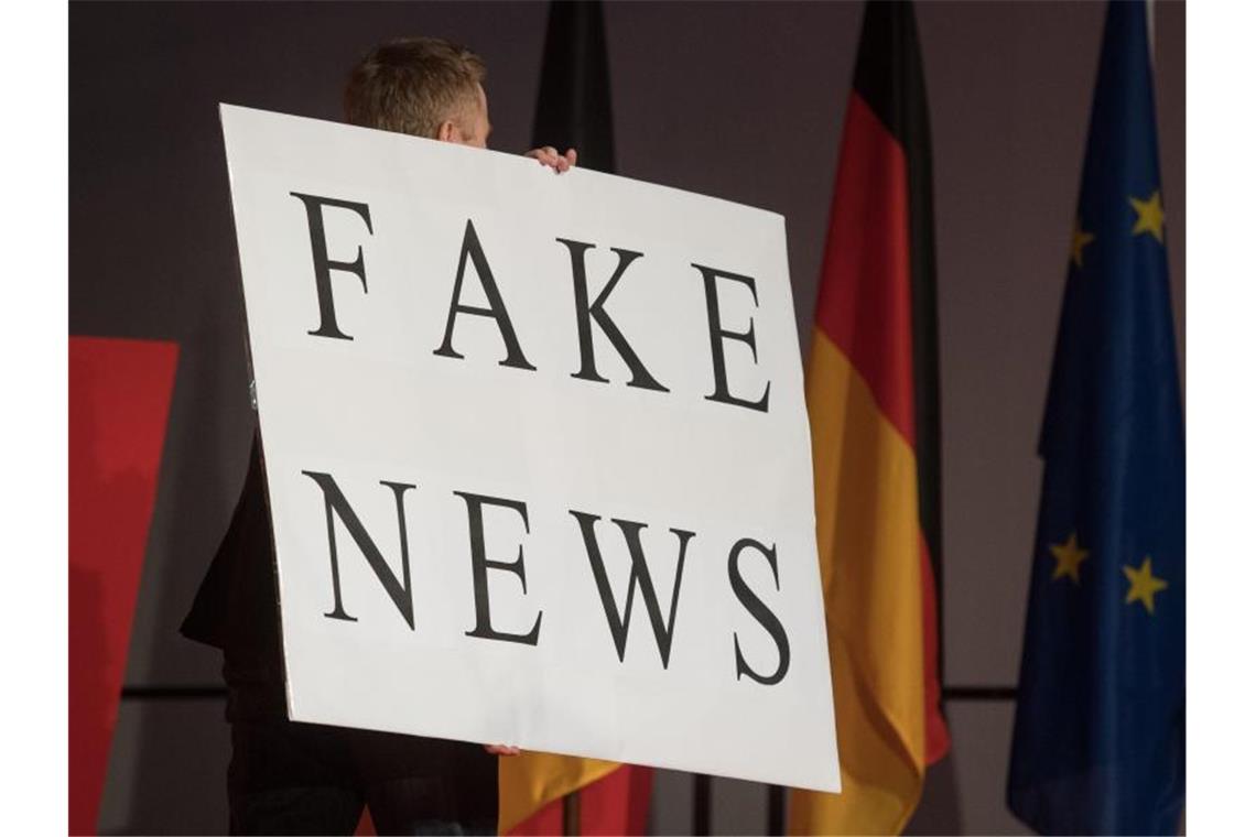 EU wirft Russland und China Fake-News-Kampagnen vor Vor allem in den sozialen Medien sind viele Falschinformationen in Sachen Coronavirus zu finden. Foto: Marijan Murat/dpa