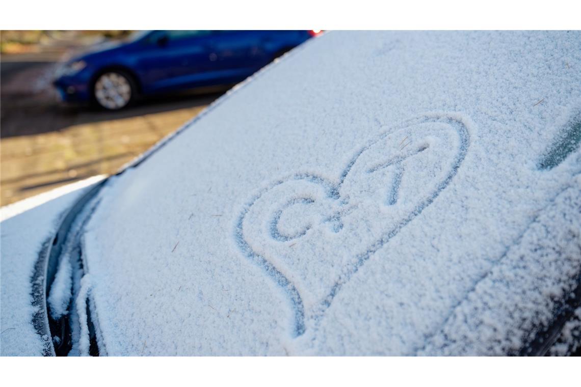 Vor allem in der Westhälfte Deutschlands kommt am Sonntag Schnee zu.