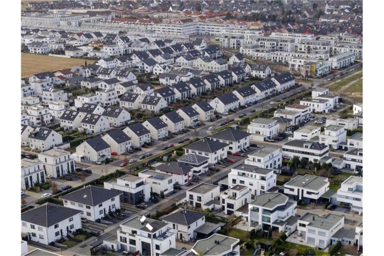 Vor allem in Großstädten und ihrem Umland kann das Erben des Elternhauses eine finanzielle Bürde bedeuten. Foto: Henning Kaiser/dpa