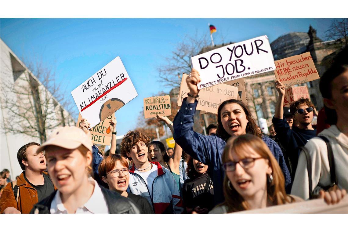 Schwere Zeiten für den Umweltschutz Vor allem Jüngere fordern wie hier auf der Fridays-For-Future-Demo Ende März in Berlin eine konsequentere Klimaschutzpolitik.