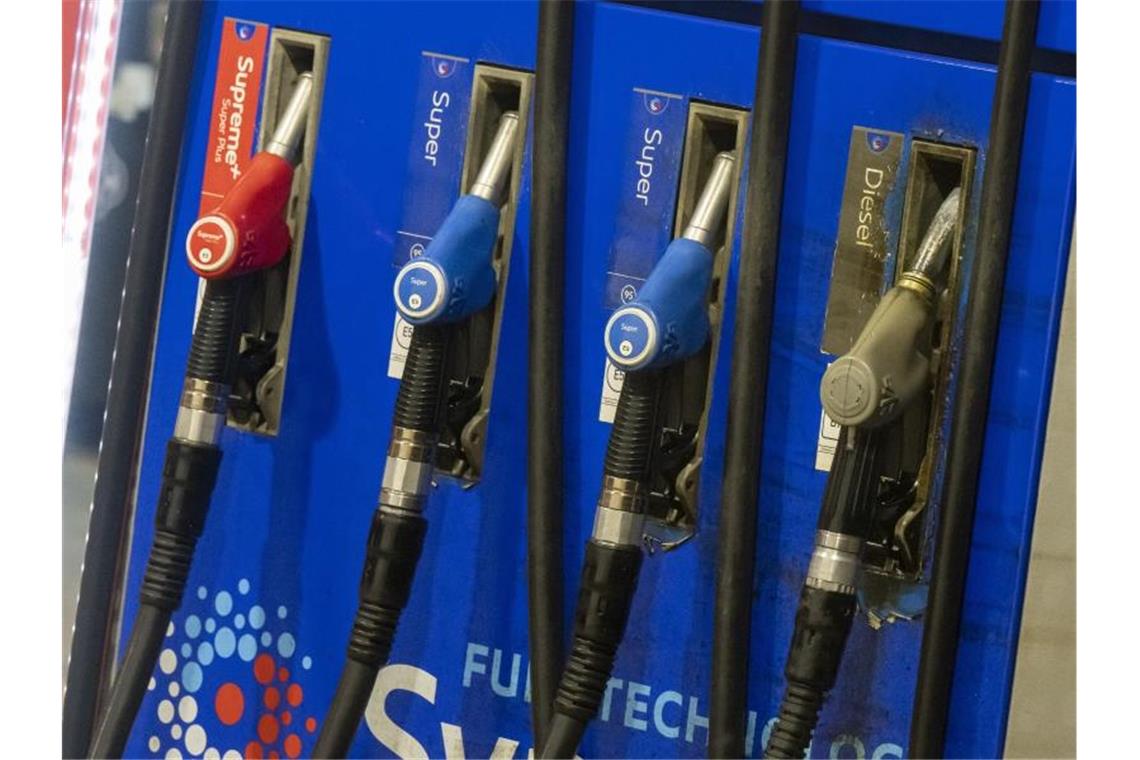 Energiepreise steigen: Wohl deutlich mehr Steuereinnahmen Vor allem Tankstellenkunden dürften zu den Mehreinnahmen beitragen. Foto: Peter Kneffel/dpa