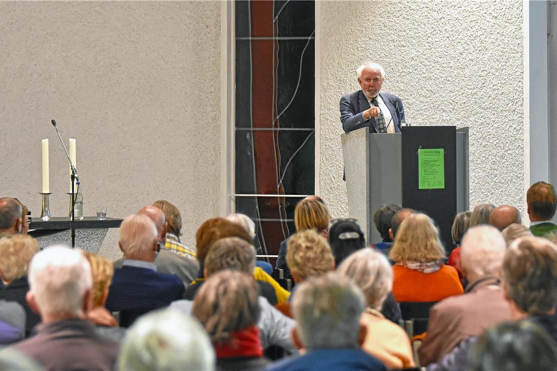 „Die Wahrheit ist unbequem“ Vor ausverkauftem Haus in der Backnanger Markuskirche skizzierte Ernst Ulrich von Weizsäcker, wie eine Welt in fester Hand der Wirtschaft aussehen könnte. Foto: T. Sellmaier