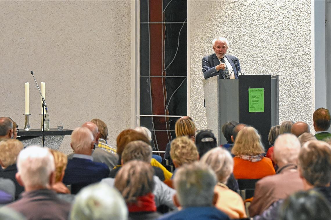 Vor ausverkauftem Haus in der Backnanger Markuskirche skizzierte Ernst Ulrich von Weizsäcker, wie eine Welt in fester Hand der Wirtschaft aussehen könnte. Foto: T. Sellmaier