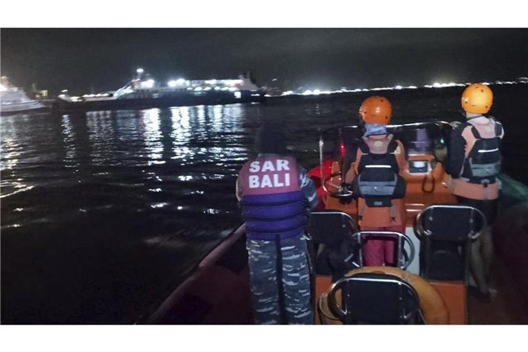 Vor Bali ist eine Fähre gesunken.