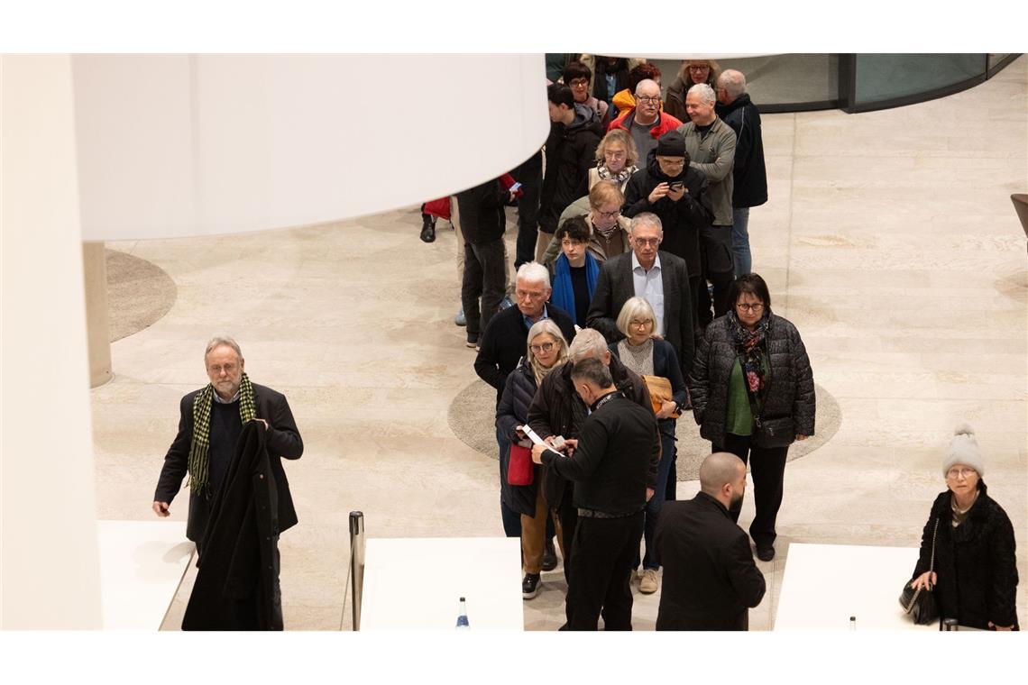 Vor Beginn der Diskussion wurden am Eingang die Anmeldungen überprüft.