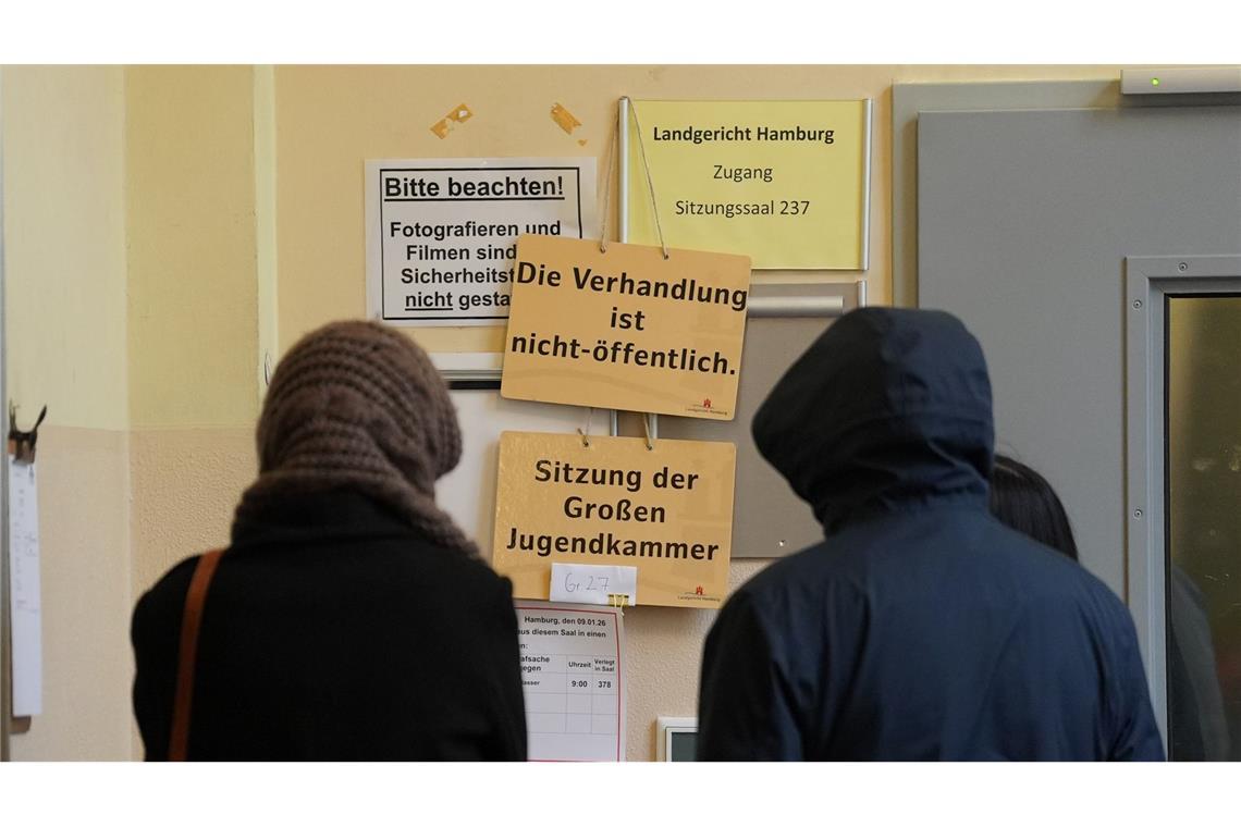 Vor Beginn der Verhandlungen finden sich auch zwei Angehörige des Angeklagten vor dem Gerichtsaal ein.