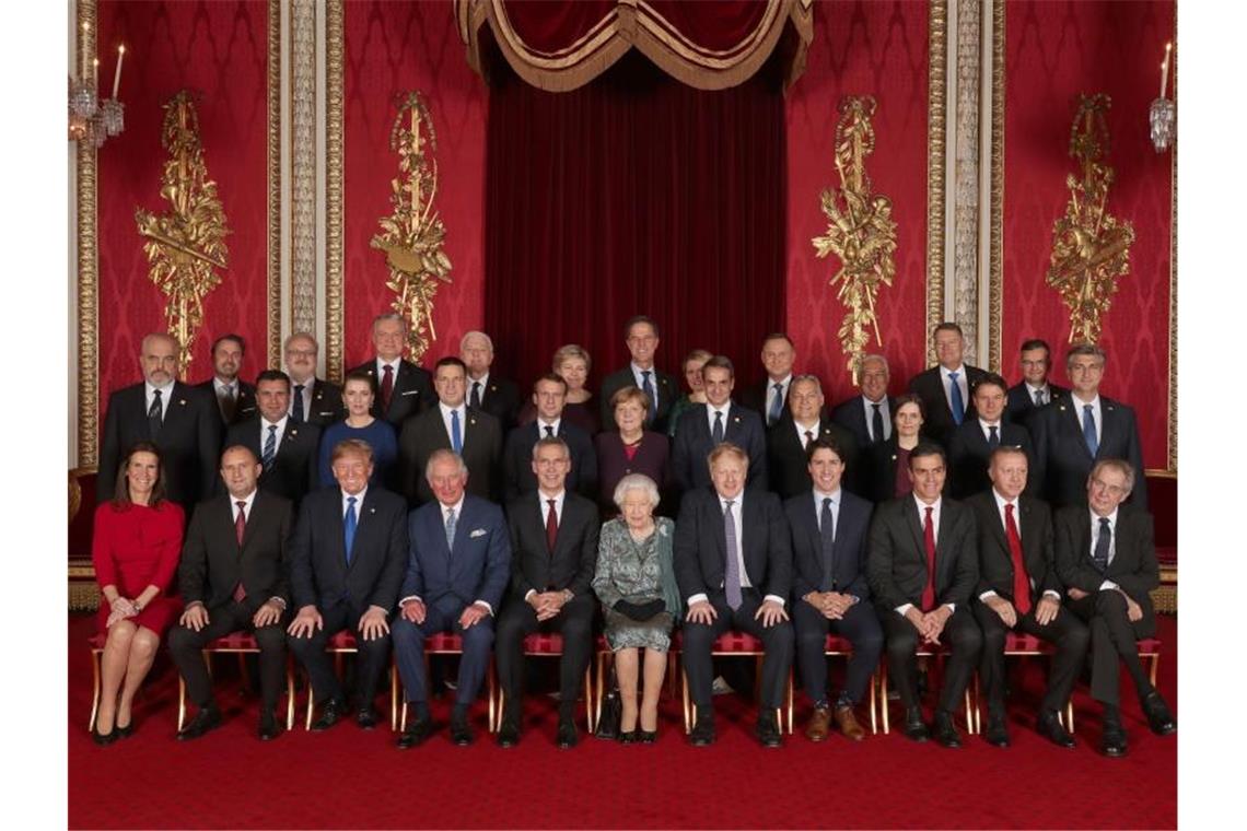 Vor Beginn des Gipfels empfängt Königin Elizabeth II. die Staats- und Regierungschefs der Nato-Bündnisländer im Buckingham Palace. Foto: Yui Mok/PA Wire/dpa