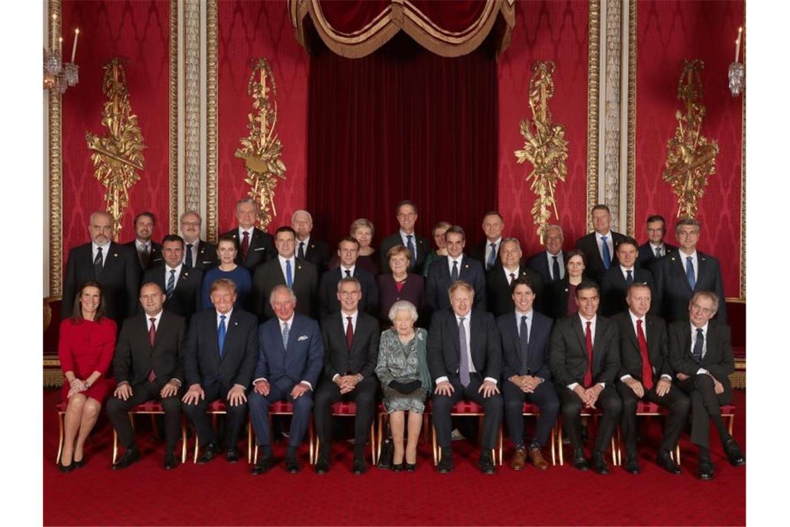 Nato-Streit vertagt - Macron lässt nicht locker Vor Beginn des Gipfels empfängt Königin Elizabeth II. die Staats- und Regierungschefs der Nato-Bündnisländer im Buckingham Palace. Foto: Yui Mok/PA Wire/dpa