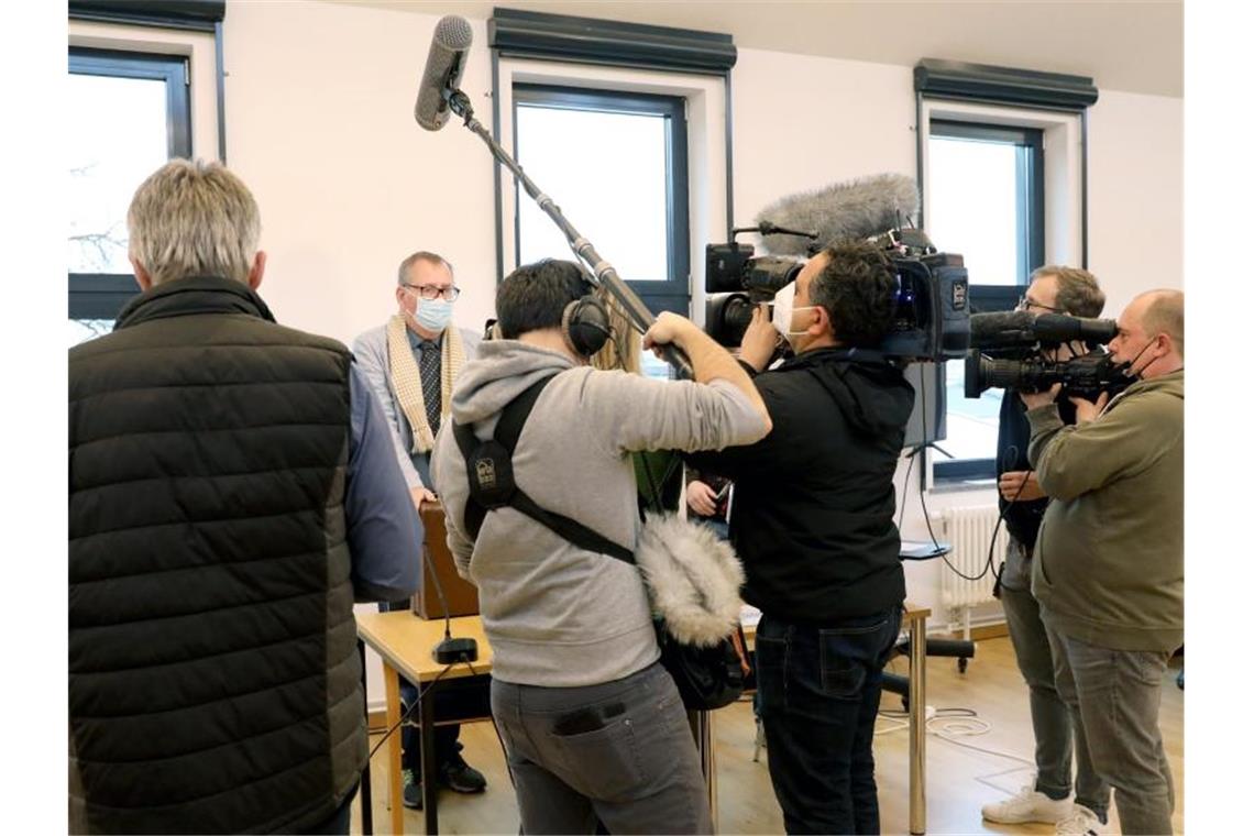 Zwei Jahre Freiheitsstrafe für Mutter der getöteten Leonie Vor Beginn des Prozesses gegen die Mutter nach dem gewaltsamen Tod der sechsjährigen Leonie aus Torgelow sprechen Journalisten mit dem Anwalt Falk-Ingo Flöter, der dem leiblichen Vater (Nebenkläger) zur Seite steht. Foto: Bernd Wüstneck/dpa-Zentralbild/dpa