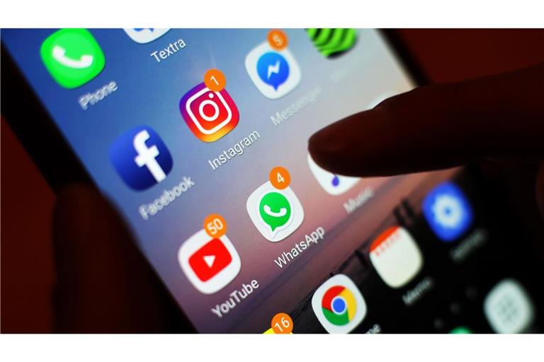 Vor Betrügereien über WhatsApp und Co. warnt aktuell das Landeskriminalamt.