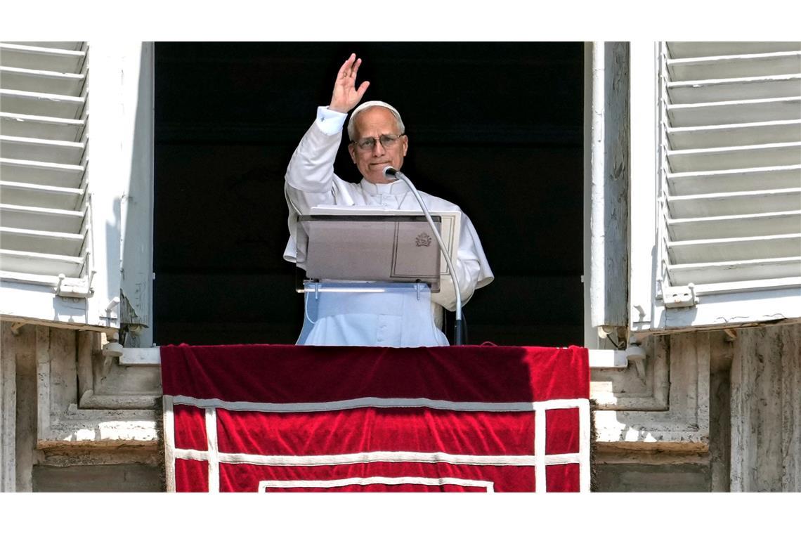 Wiedersehen in Castel Gandolfo - Papst in Ferien Vor dem Abschied in den Urlaub erteilte Leo XIV. den Gläubigen auf dem Petersplatz noch den Segen.
