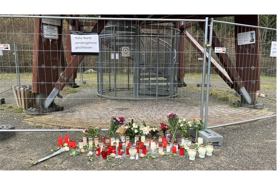 Unter dem Aussichtsturm brennen Kerzen der Trauer Vor dem Absperrgitter wird mit Blumen und Kerzen an die Jugendlichen gedacht.
