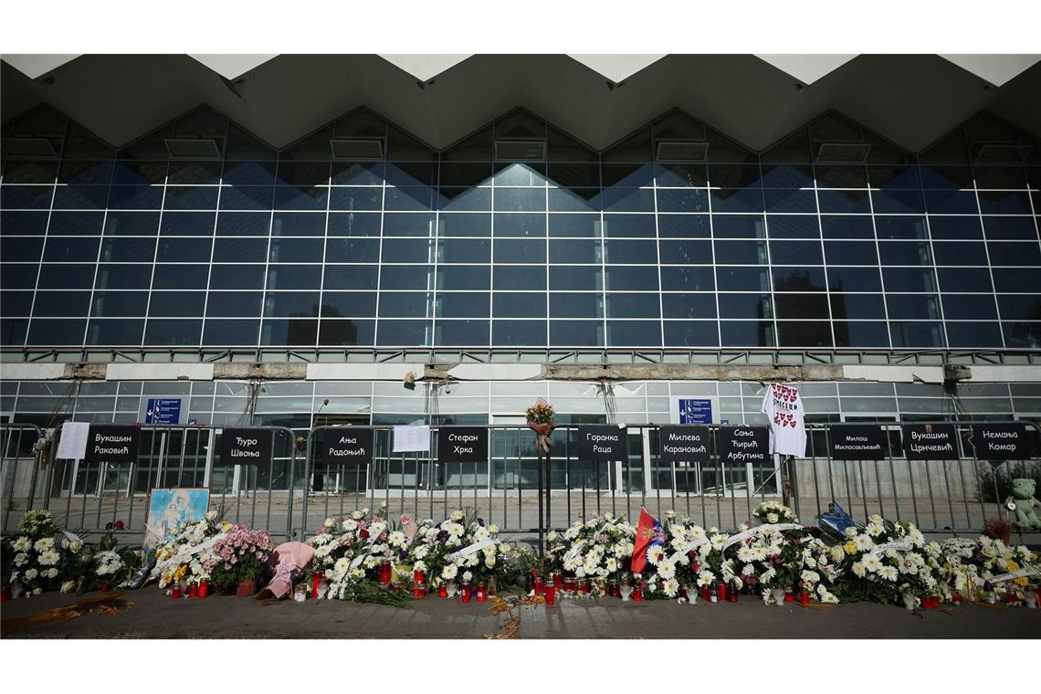 Zehntausende gedenken in Novi Sad der Tragödie mit 16 Toten Vor dem Bahnhof, wo sich die Tragödie ereignete, legten Bürger und Studierende Kränze und Blumen für die 16 Opfer nieder.