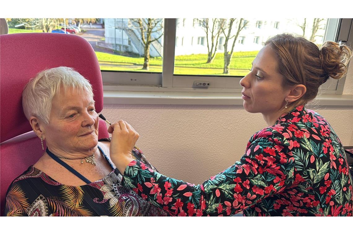 Vor dem Besuch im Club lässt sich Simone Philippe schminken.