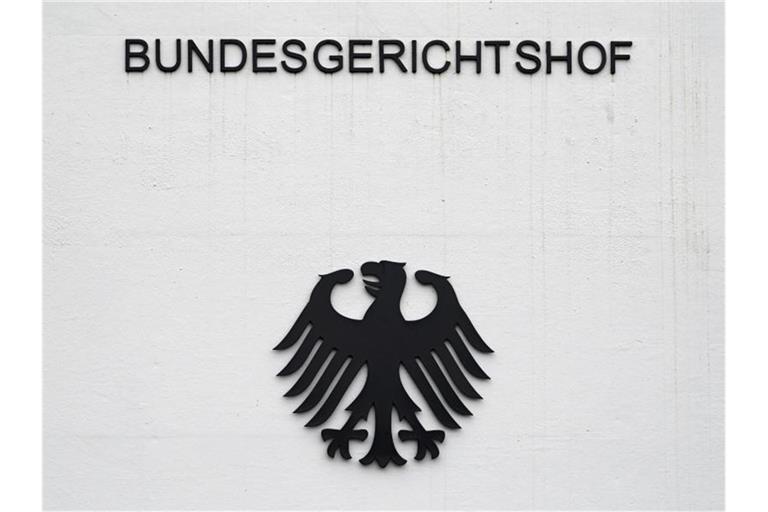 Vor dem BGH hängt ein Bundesadler mit dem Schriftzug Bundesgerichtshof. Foto: Uli Deck/dpa