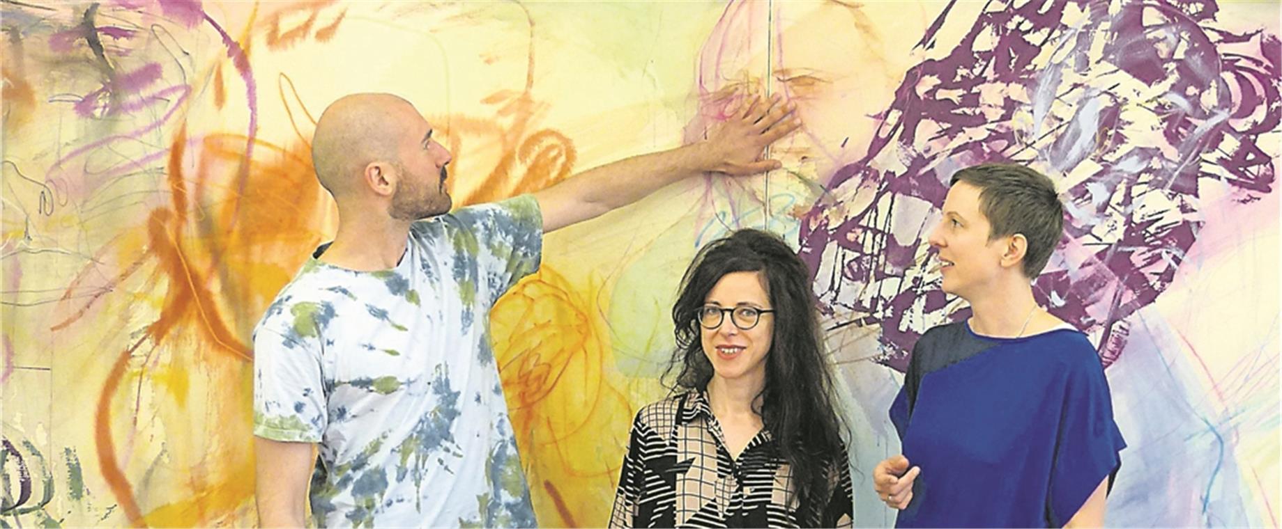 Erinnerungen an die Heimat Vor dem Bild von Ivan Zozulya mit dem Titel „Warum es so ist, wie es ist“: Ivan Zozulya, Agnes Mrowiec und Nina Joanna Bergold waren bei der Vorabpräsentation dabei. Foto: P. Wolf