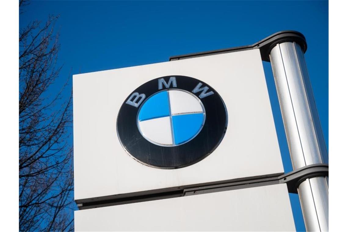 Vor dem BMW Werk Berlin steht ein BMW Logo. Foto: Christophe Gateau/dpa/Archivbild