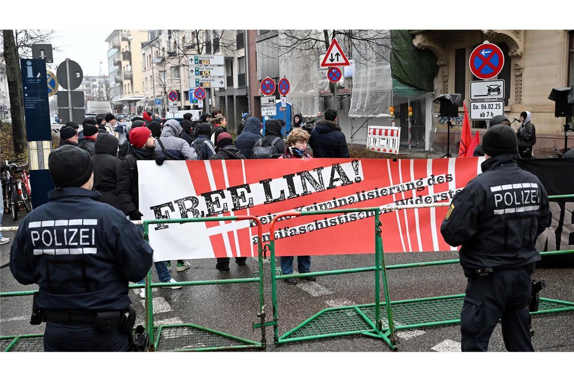 BGH prüft Urteil gegen Lina E. nach Angriffen auf Neonazis Vor dem Bundesgerichtshof (BGH) findet eine Demonstration statt.