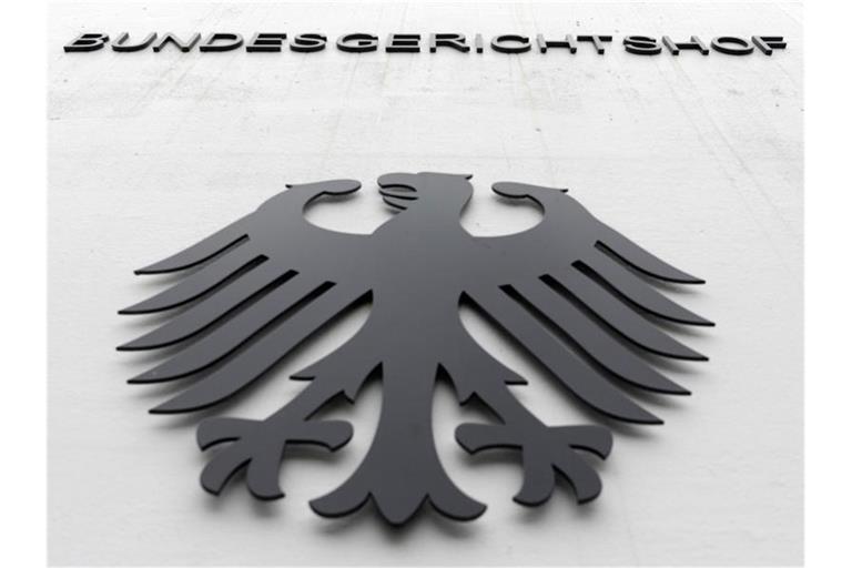 Vor dem Bundesgerichtshof (BGH) hängt ein Bundesadler mit dem Schriftzug Bundesgerichtshof. Foto: Uli Deck/dpa