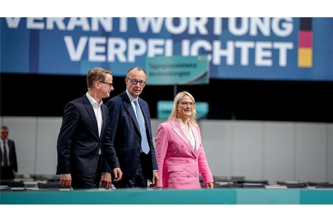 Vor dem CDU-Delegiertentreffen in Stuttgart schauen sich Kanzler und Parteichef Friedrich Merz, Generalsekretär Carsten Linnemann und dessen Stellvertreterin Christina Stumpp die Parteitagshalle an.
