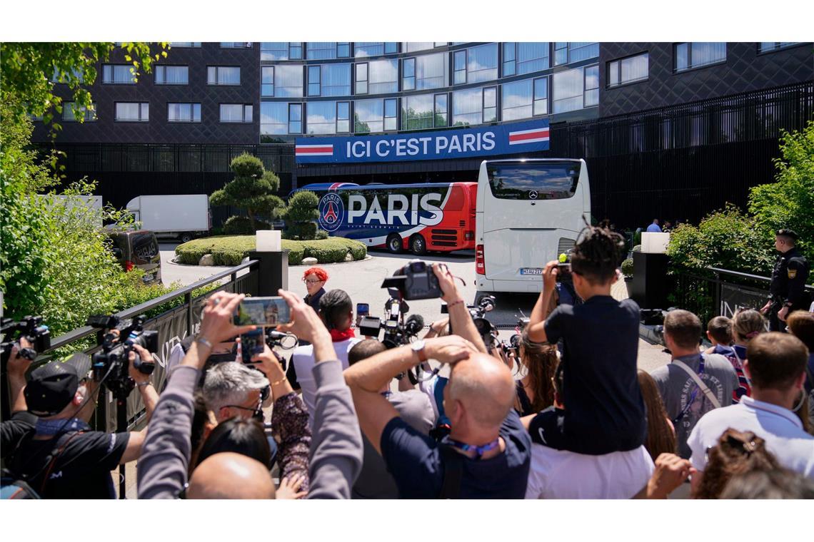 Bilder des Tages Vor dem Champions League-Finale: Ankunft der Mannschaft von Paris Saint-Germain in Bayern.