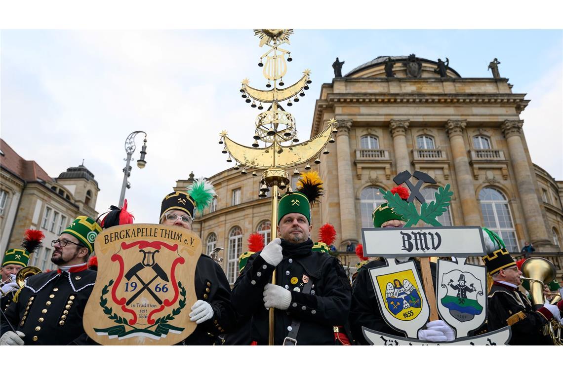 Vor dem Chemnitzer Opernhaus stellen sich Teilnehmer der großen Bergparade zum Abschluss des Kulturhauptstadtjahres auf.