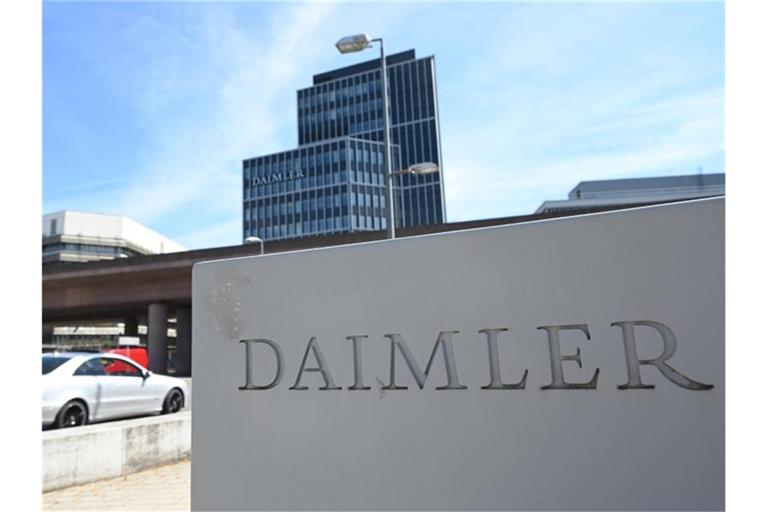 Vor dem Eingang zur Daimler Zentrale und zum Stammwerk in Stuttgart steht ein Daimler Firmenlogo. Foto: Bernd Weißbrod/dpa/Symbolbild