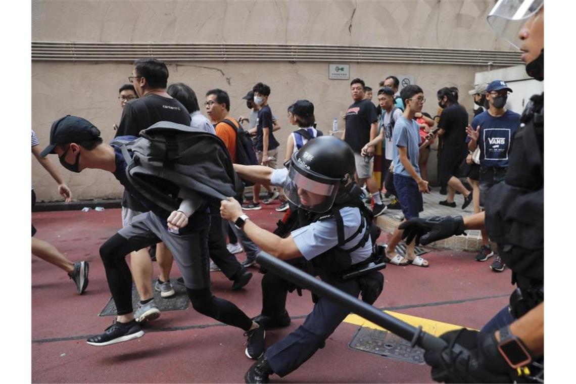 Vor dem Einkaufszentrum gibt es ebenfalls Festnahmen. Foto: Kin Cheung/AP