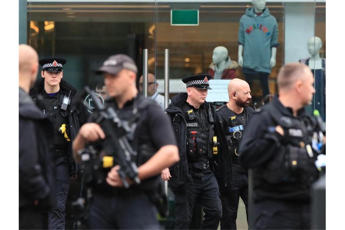 Vor dem Einkaufzentrum in Manchester sind Polizisten postiert. Foto: Peter Byrne/PA Wire/dpa