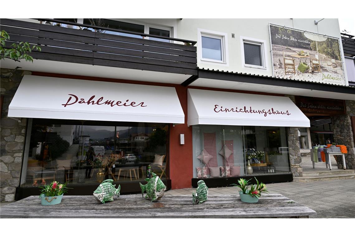 Vor dem Einrichtungshaus der Familie Dahlmeier stehen Blumen