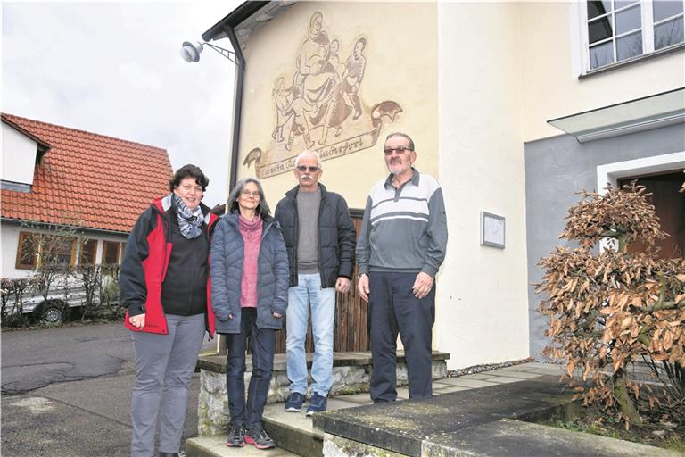 Vor dem einstigen Berta-Kaess-Kinderhort, wo heute der Kindergarten Robert-Kaess-Siedlung untergebracht ist (von links): Isabella Schreiber, Elke Eißler-Lutz, Thomas Herter und Bodo Klein. Rechts geht es zu den Räumen der Gartenfreunde mit der Siedlerstube. Foto: T. Sellmaier