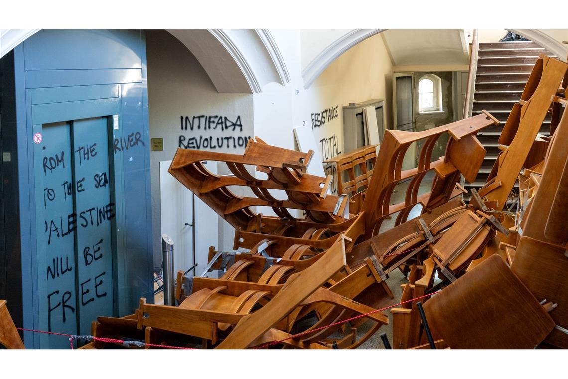 Hochschul-Präsidentin: Aktivisten ging es um Zerstörung Vor dem Emil-Fischer-Hörsaal in der Humboldt-Universität türmen sich herausgerissene Stuhlreihen.