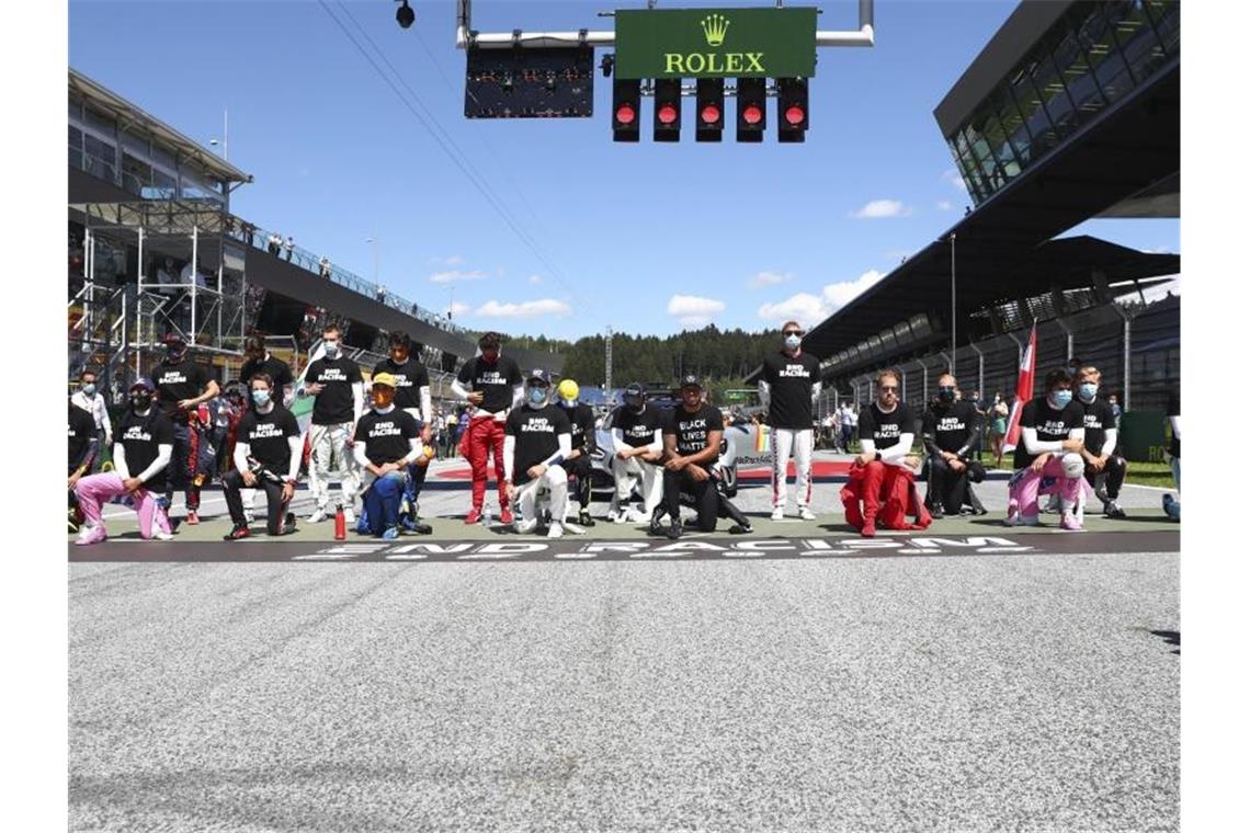 Darüber spricht das Fahrerlager beim GP der Steiermark Vor dem ersten Rennen in Spielberg waren 14 der 20 Fahrer auf ein Knie gegangen. Gibt es am Sonntag erneut einen Kniefall?. Foto: Dan Istitene/pool Getty/AP/dpa