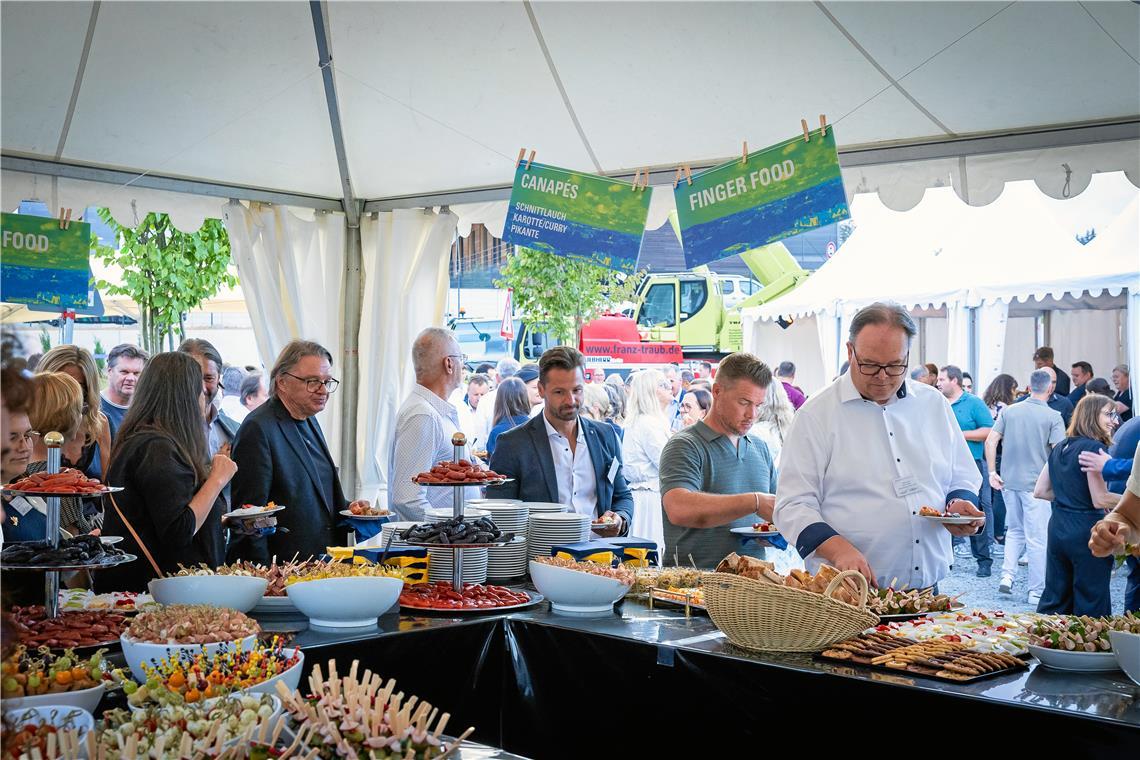 Vor dem Essen heißt es Schlangestehen.