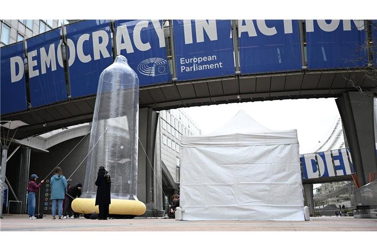 Vor dem EU-Parlament steht ein mit Luft gefülltes Kondom.