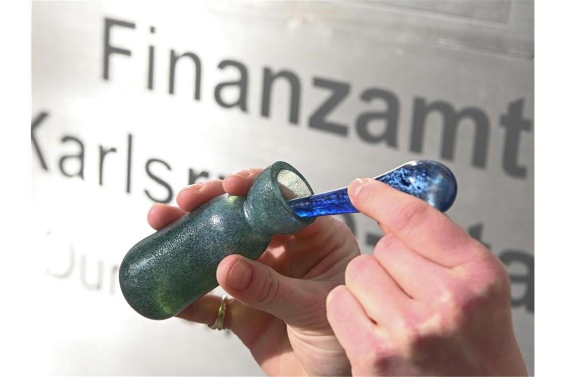 Im Karlsruher Finanzamt kriegt man Parfüm mit Banknotenduft