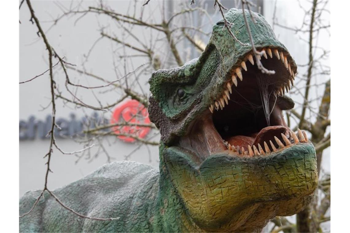 Spielwarenhersteller Schleich trotzt Lieferproblemen Vor dem Firmensitz von Schleich in Herlikofen steht die Nachbildung eines Dinosauriers. Der Spielwarenproduzent hat seine Geschäftszahlen für 2021 veröffentlicht. Foto: Stefan Puchner/dpa