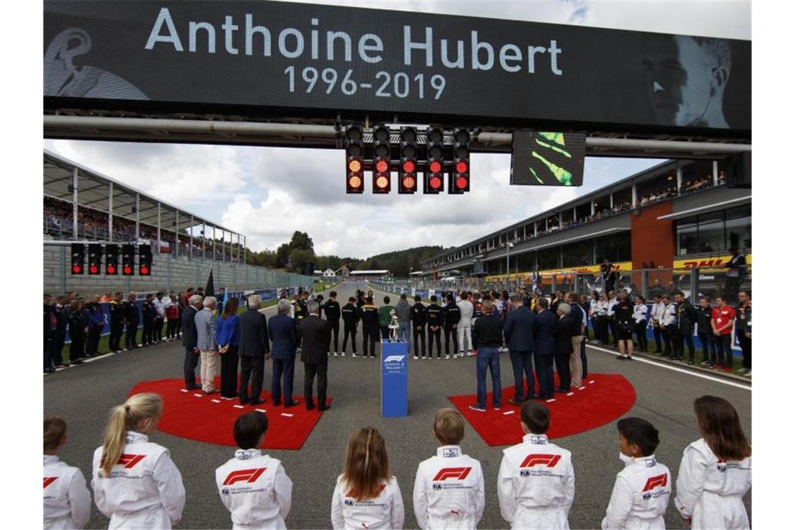 Sicherheitsfragen im Motorsport nach Todes-Crash von Hubert Vor dem Formel-1-Rennen in Spa fand eine Schweigeminute für Anthoine Hubert statt. Foto: Valdrin Xhemaj/EPA Pool/AP